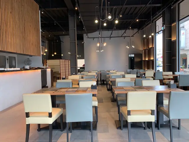 在挑高的工業風中享受美味的料理