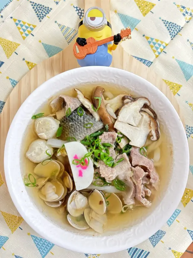 中南飲食店-什錦美濃粄條[手工魚丸、梅花豬肉、蛤蜊、魚皮、日本魚板、香菇]