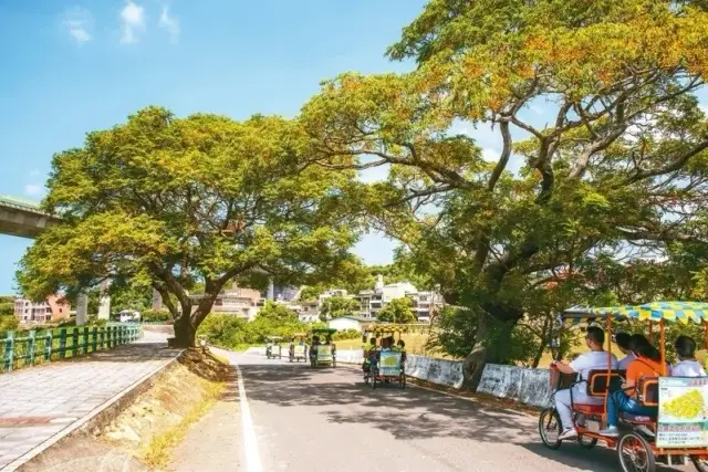苗栗縣西湖鄉的湖東休閒農業區推動「低碳電動遊園車」，可輕鬆漫遊西湖鄉。(圖片來自苗栗觀光旅遊網)