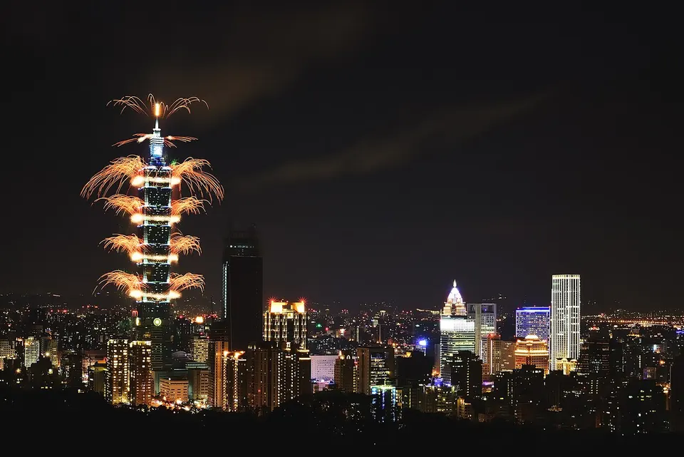 台北101跨年煙火與信義區夜景
