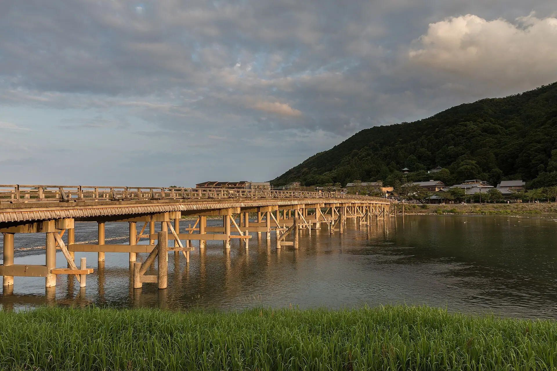 黃昏時分的渡月橋與桂川,背後是嵐山