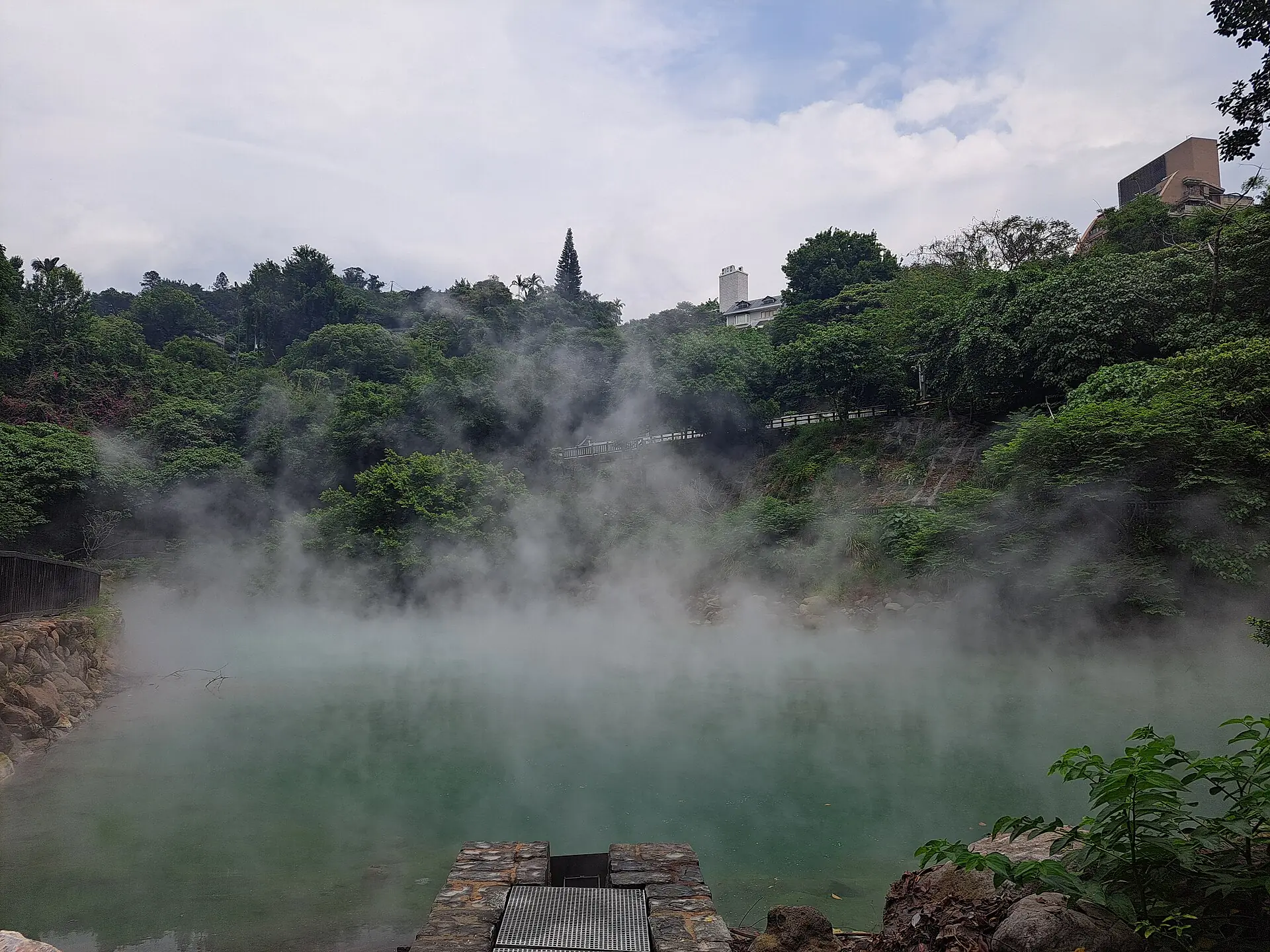 北投地熱谷冒著白色蒸氣的溫泉池