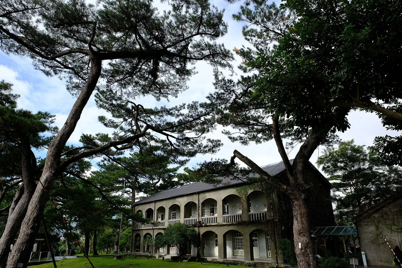 松園別館與周圍的老松樹