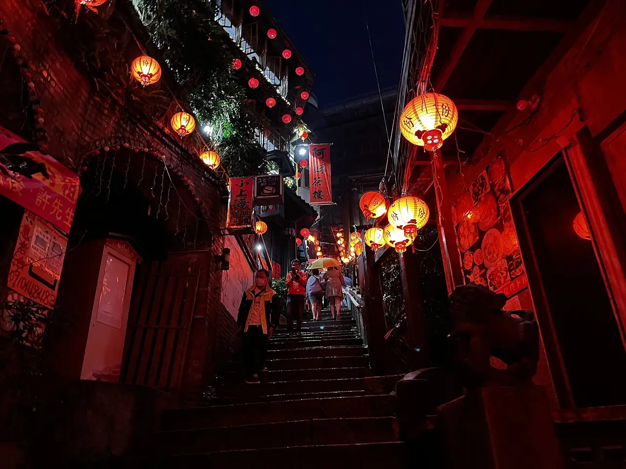 夜晚的豎崎路石階與兩旁點亮的紅燈籠
