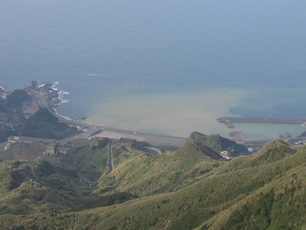 從山上俯瞰水湳洞的陰陽海，近岸的海水呈黃褐色