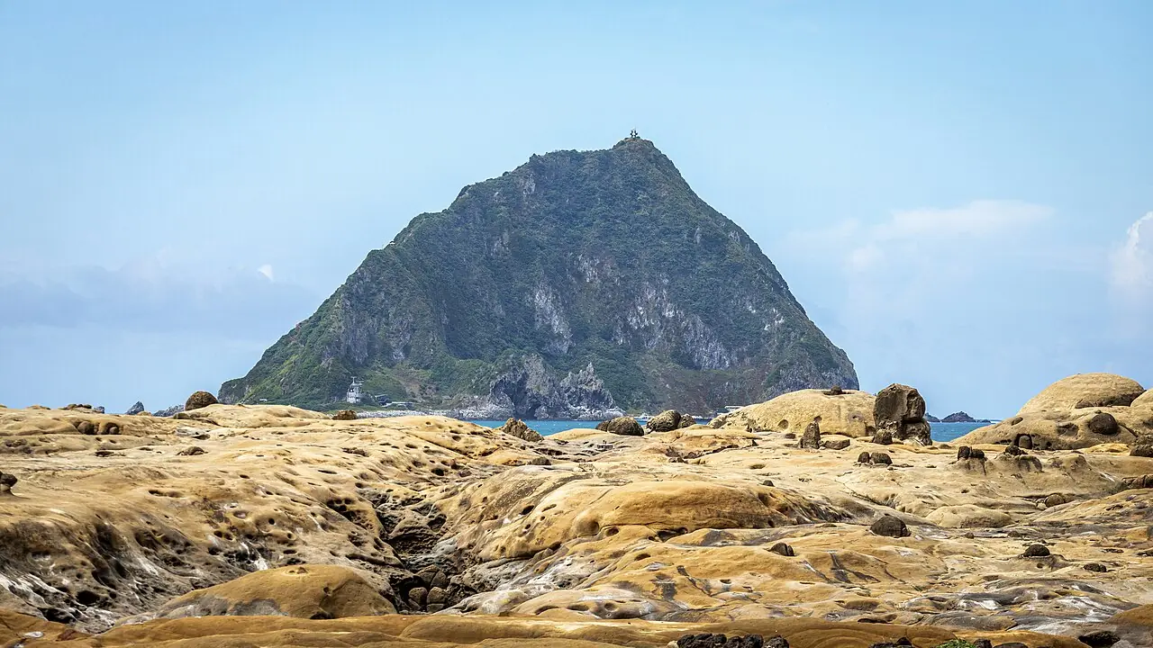 和平島公園的海蝕岩岸與外海的基隆嶼