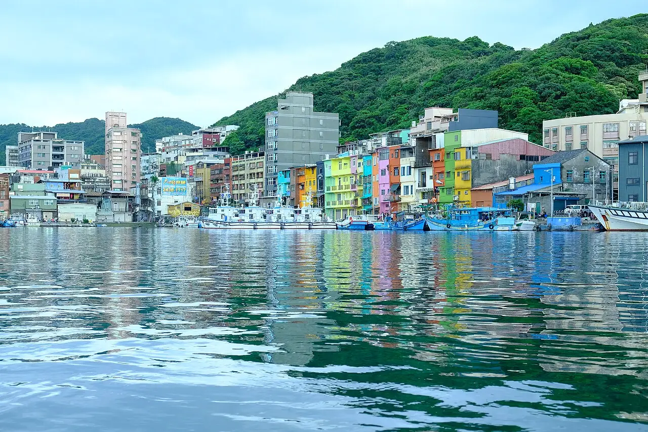 正濱漁港的彩色屋倒映在港灣水面