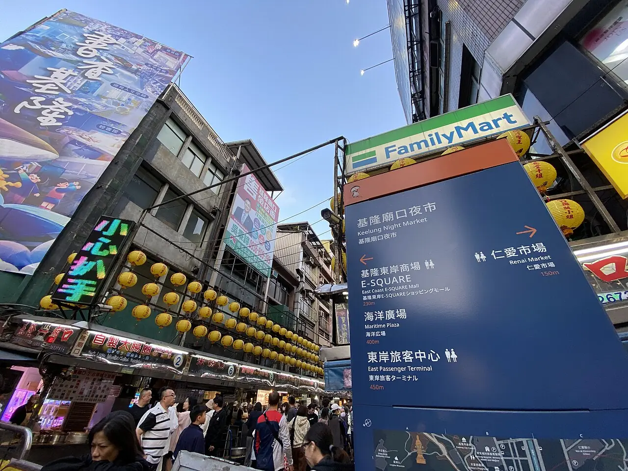 廟口夜市入口與一整排黃色燈籠