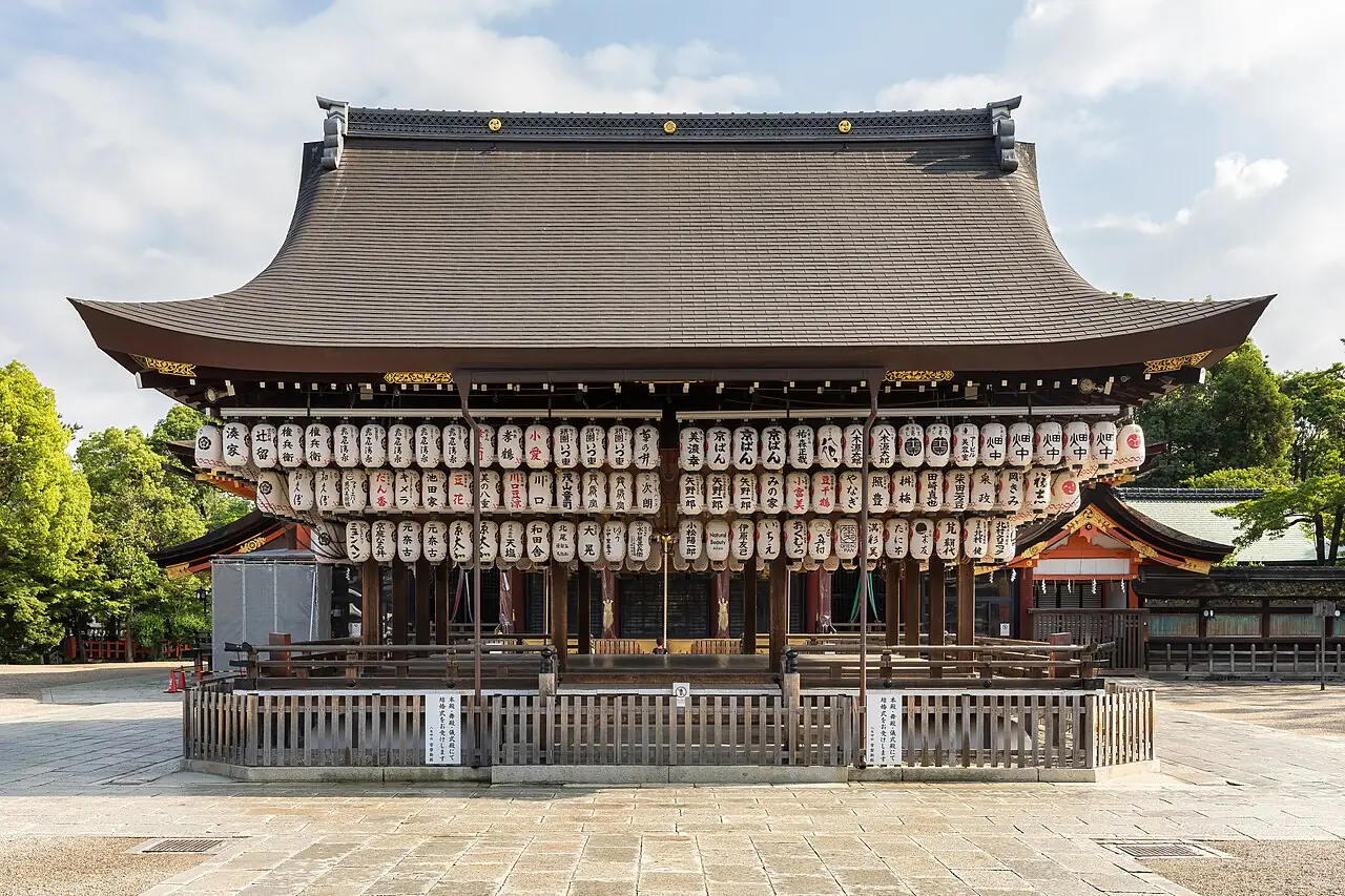 八坂神社舞殿上掛滿的白色燈籠