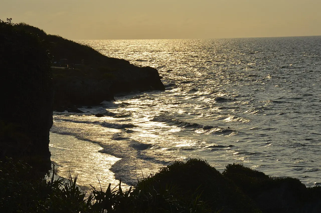 夕陽照在小琉球珊瑚礁海岸與海面上