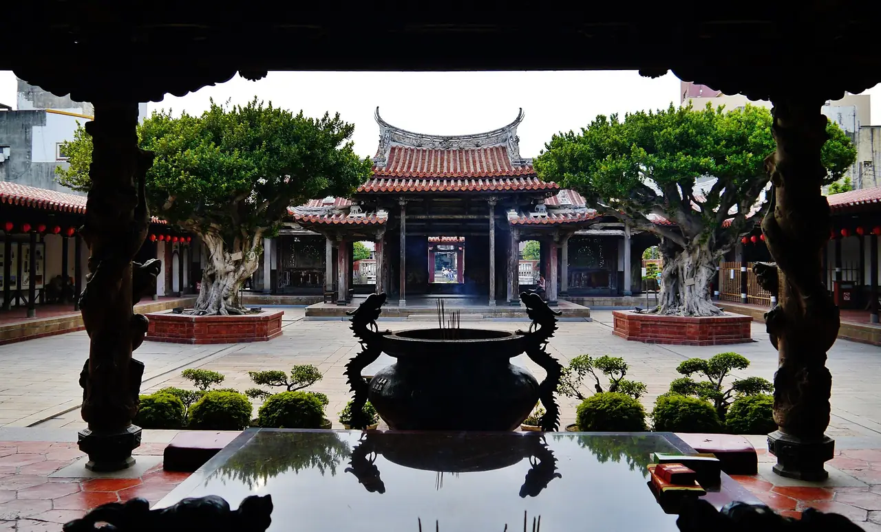 鹿港龍山寺中庭的老樹與後殿