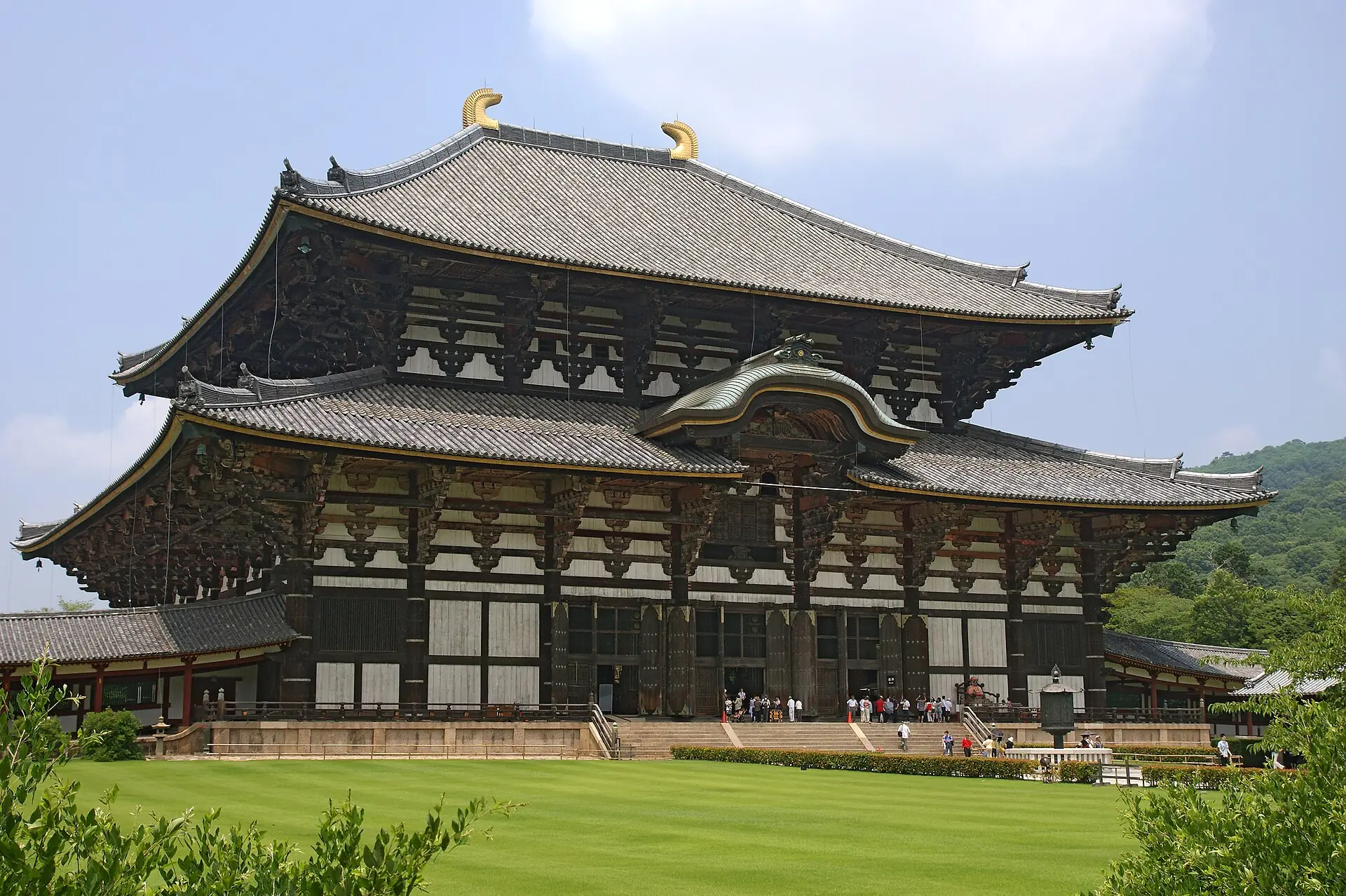 東大寺大佛殿的正面與前方的草坪