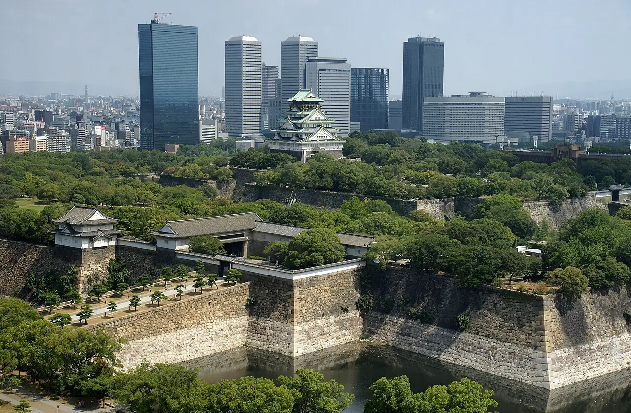 從高處看大阪城天守閣、石垣與護城河