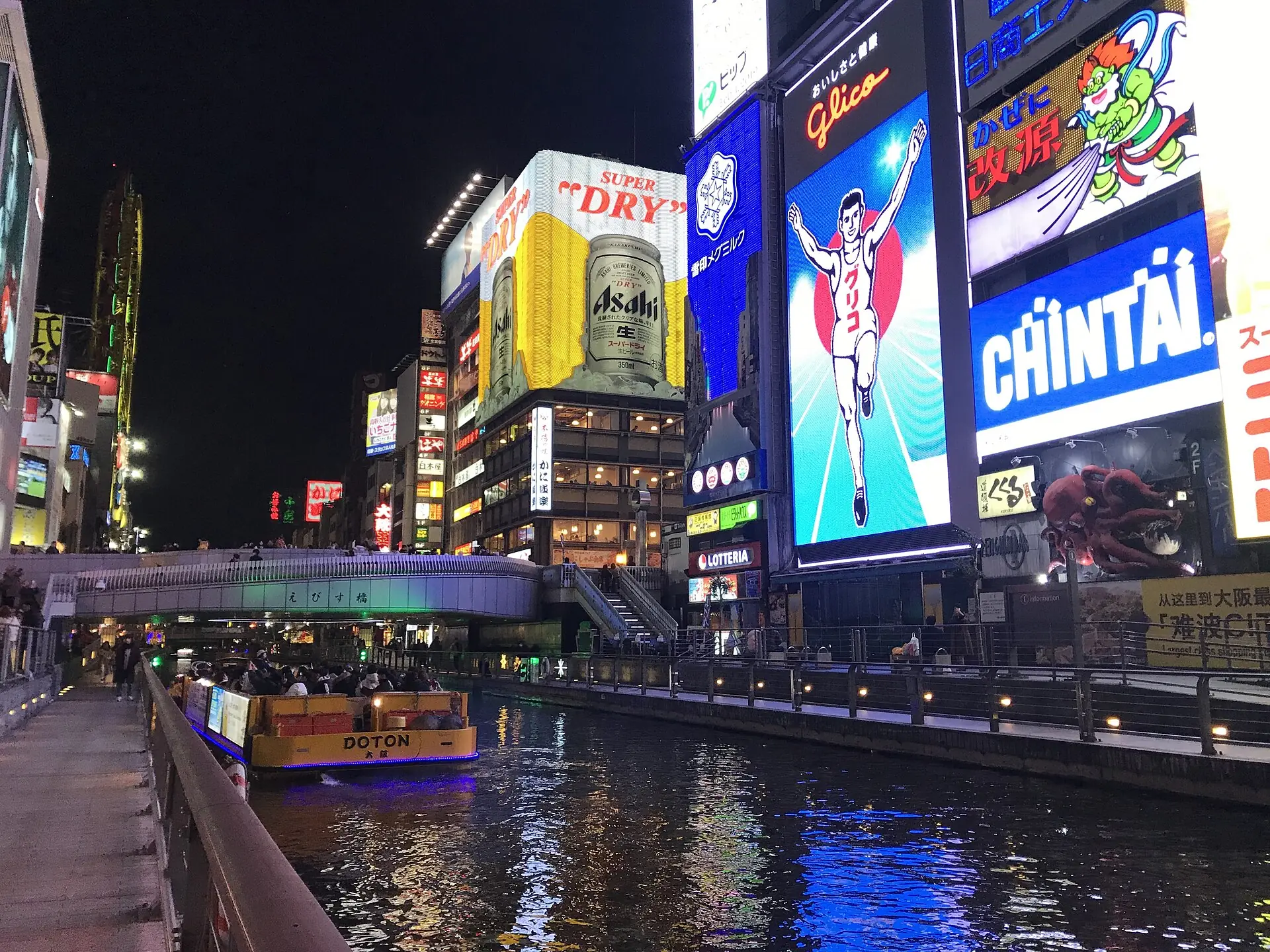 夜晚道頓堀的固力果跑跑人霓虹看板與戎橋