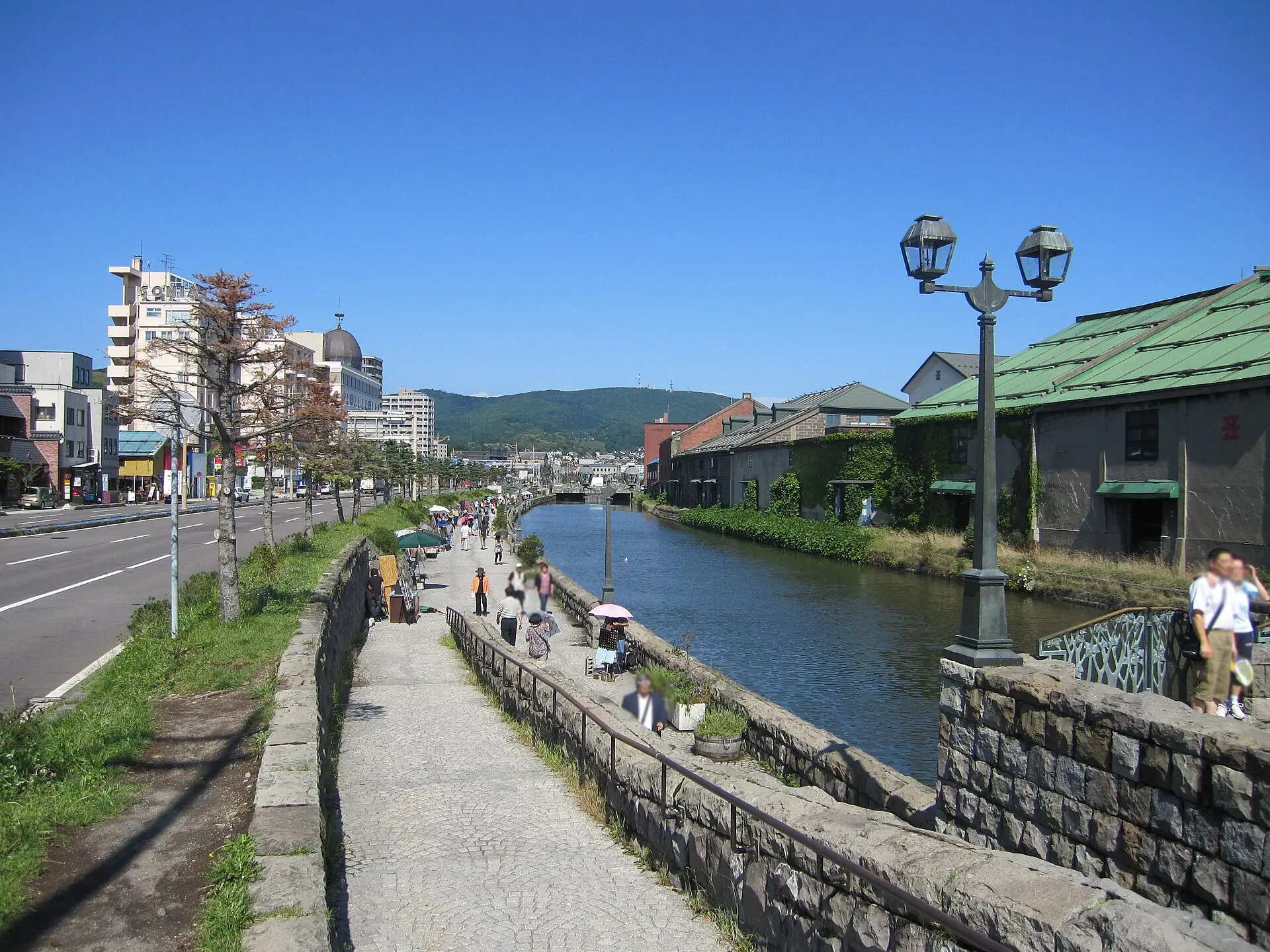 晴天的小樽運河、石板步道、煤氣燈與石造倉庫