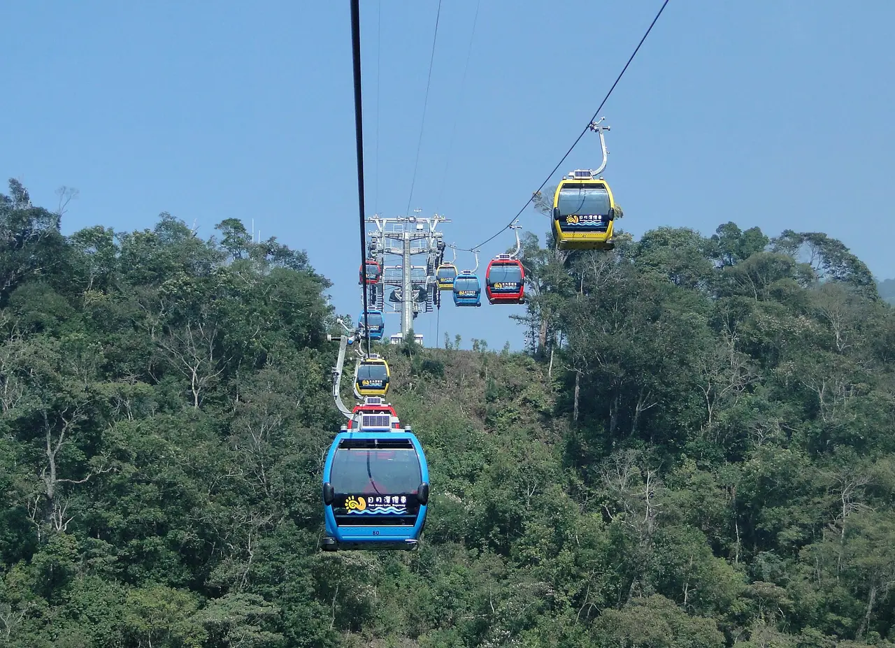 日月潭纜車的車廂掛在山林上方