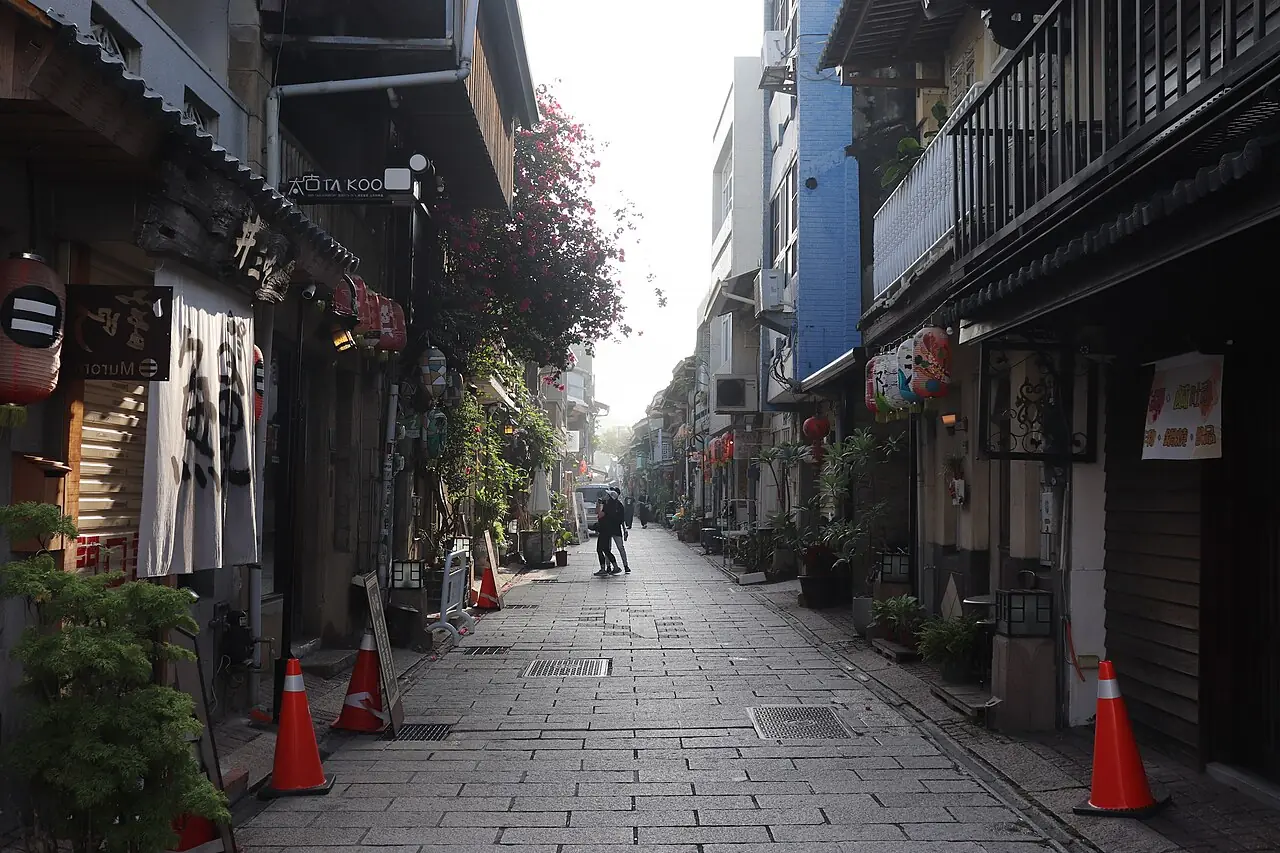 神農街兩旁的老屋與石板路