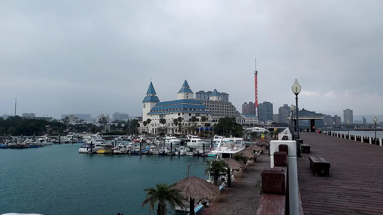 淡水漁人碼頭的遊艇港與河岸步道