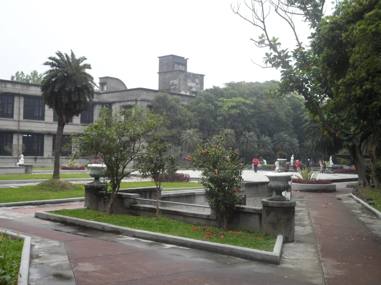 松山文創園區被老廠房圍起來的巴洛克花園