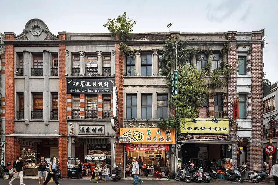 迪化街兩旁的老街屋立面