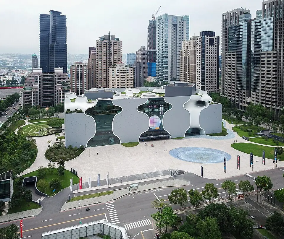 空拍臺中國家歌劇院的曲牆建築