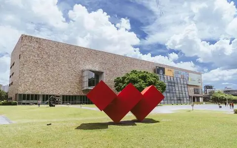 國立臺灣美術館的建築與戶外草坪