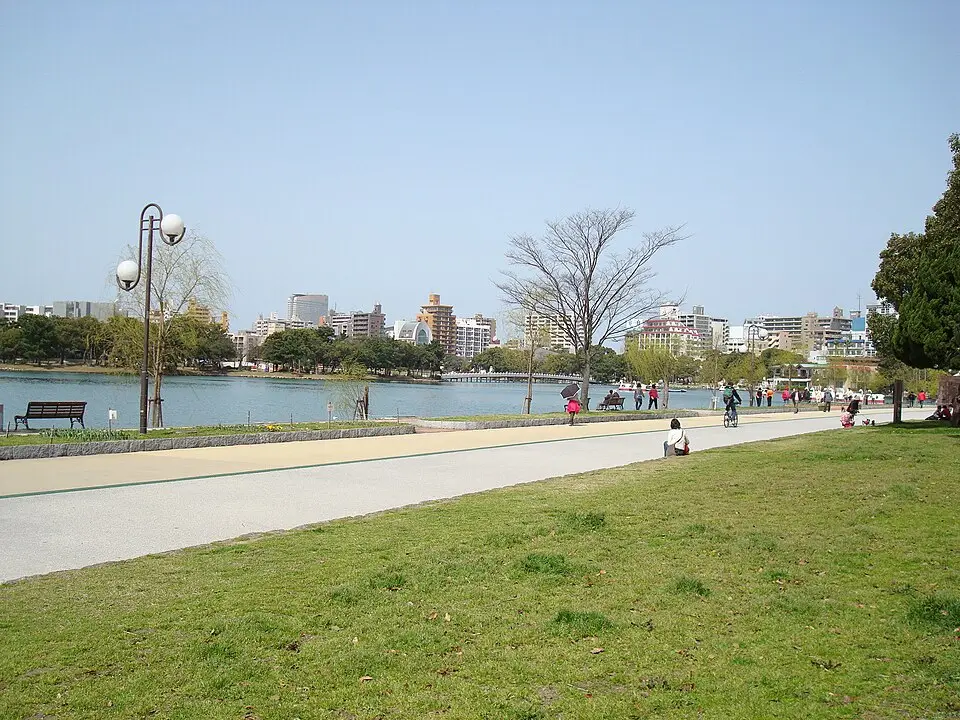 大濠公園的湖面與步道