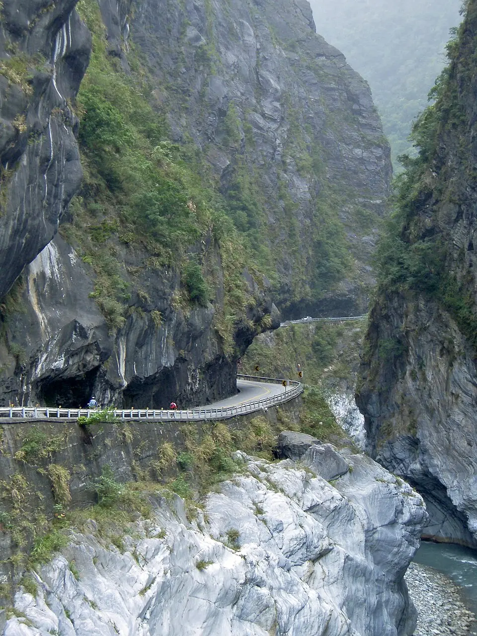 太魯閣峽谷的大理石峭壁與公路